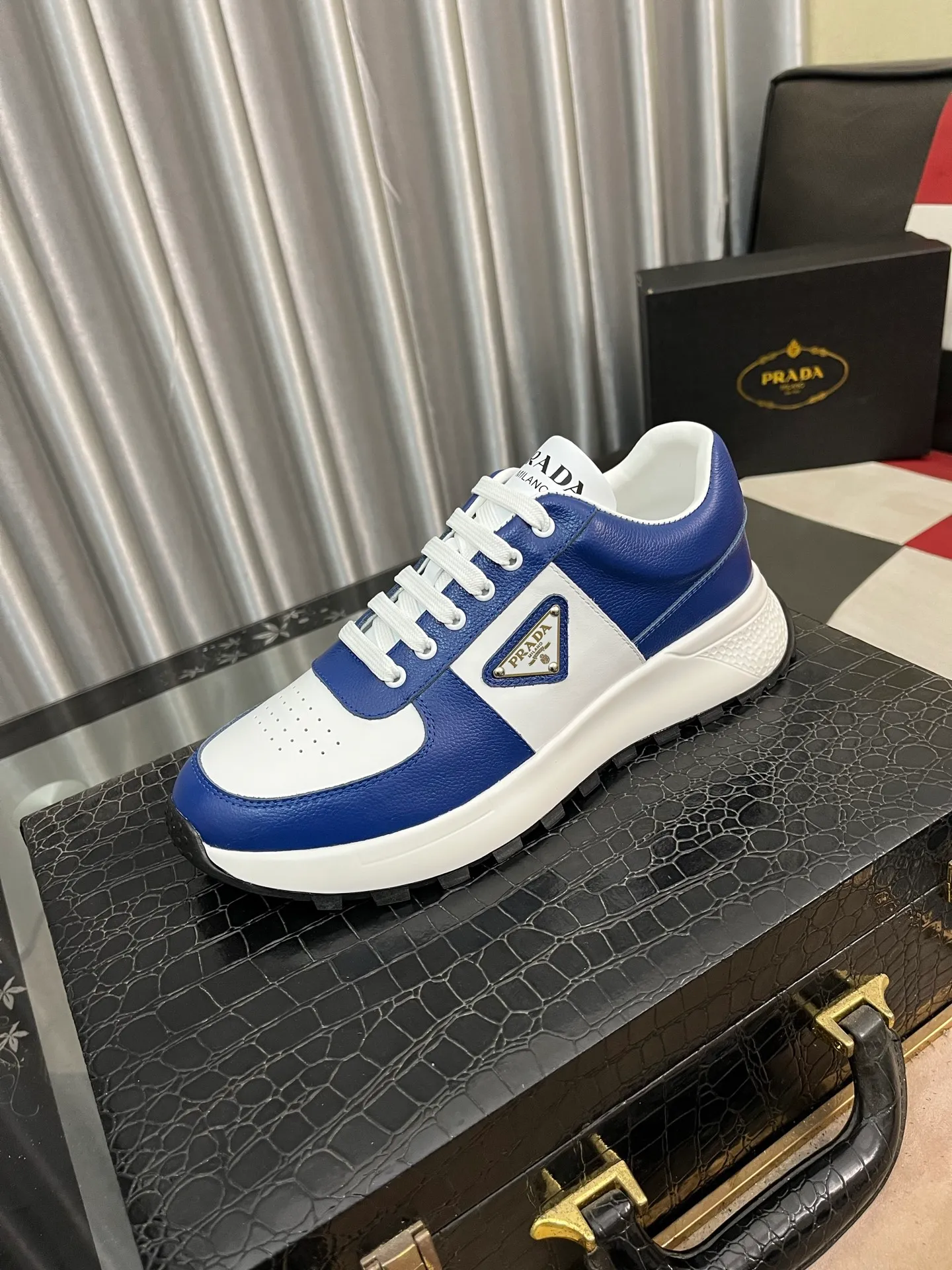 Men's shoes 💰440⌚️⌚️ PRADA [Prada] popular men's shoes, casual shoes and sports shoes! High-end quality 🍀 The upper is made of imported original cowhide 💥 cowhide lining; the original molded outsole. The style is correct and elegant, comfortable and versatile💪 Three quality guarantees. Size: 38-44, 3️⃣colors available.